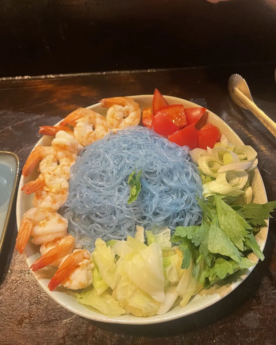 Prawns with glass noodles and fresh vegetables / Gambas con fideos de cristal y verduras