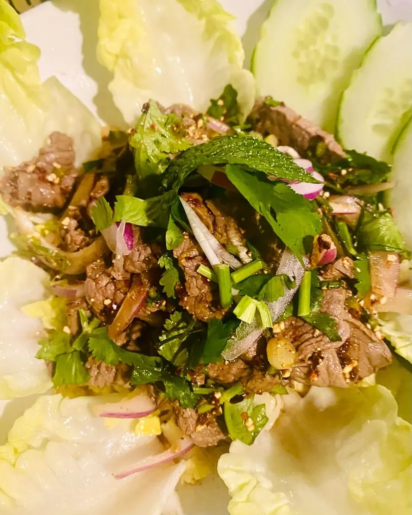 Larb salad on lettuce / Ensalada larb sobre lechuga