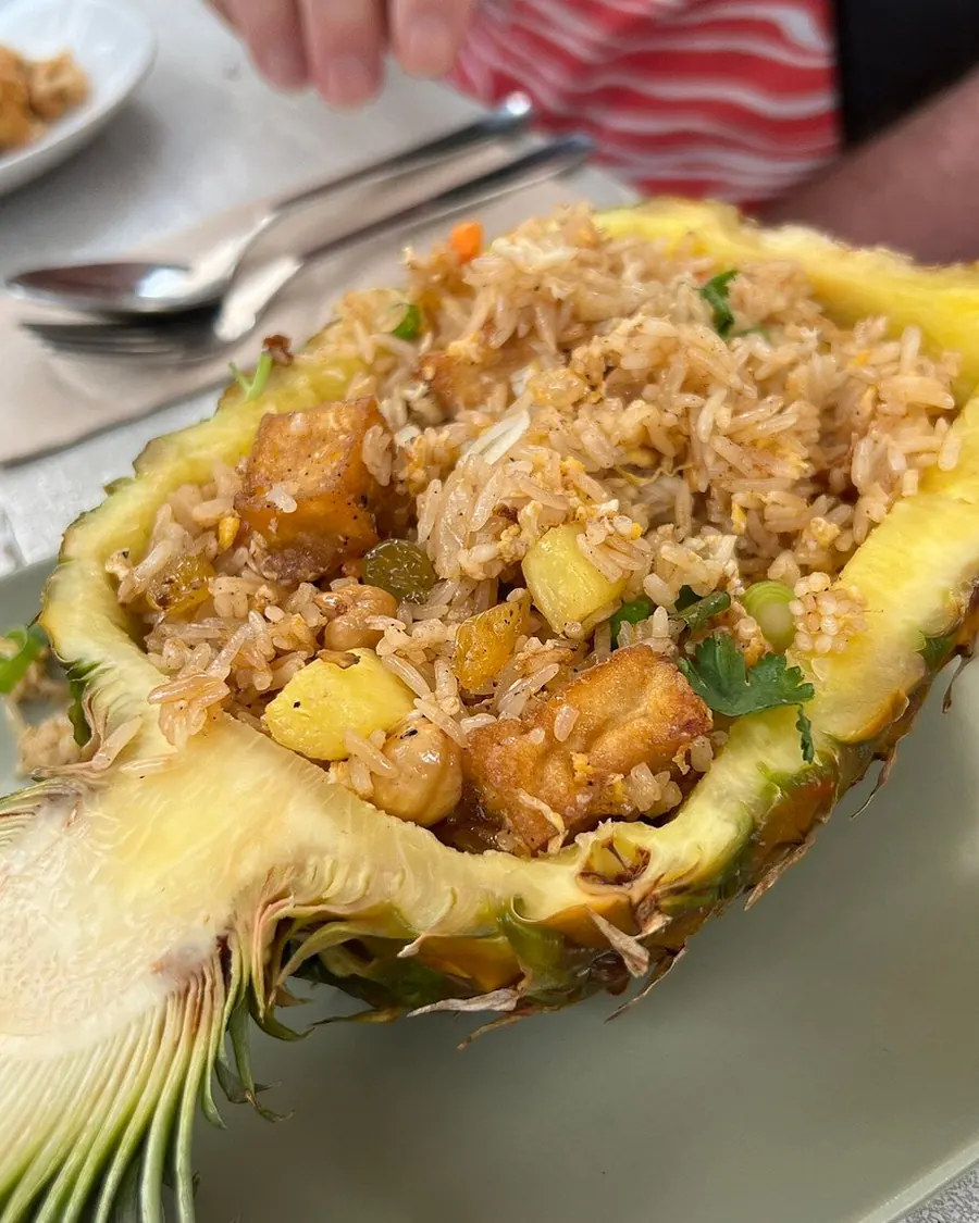 Pineapple rice served in the pineapple / Arroz con piña servido en la piña