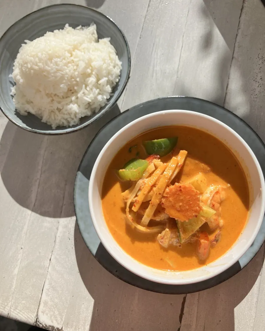 Curry with jasmine rice / Curry con arroz jazmín